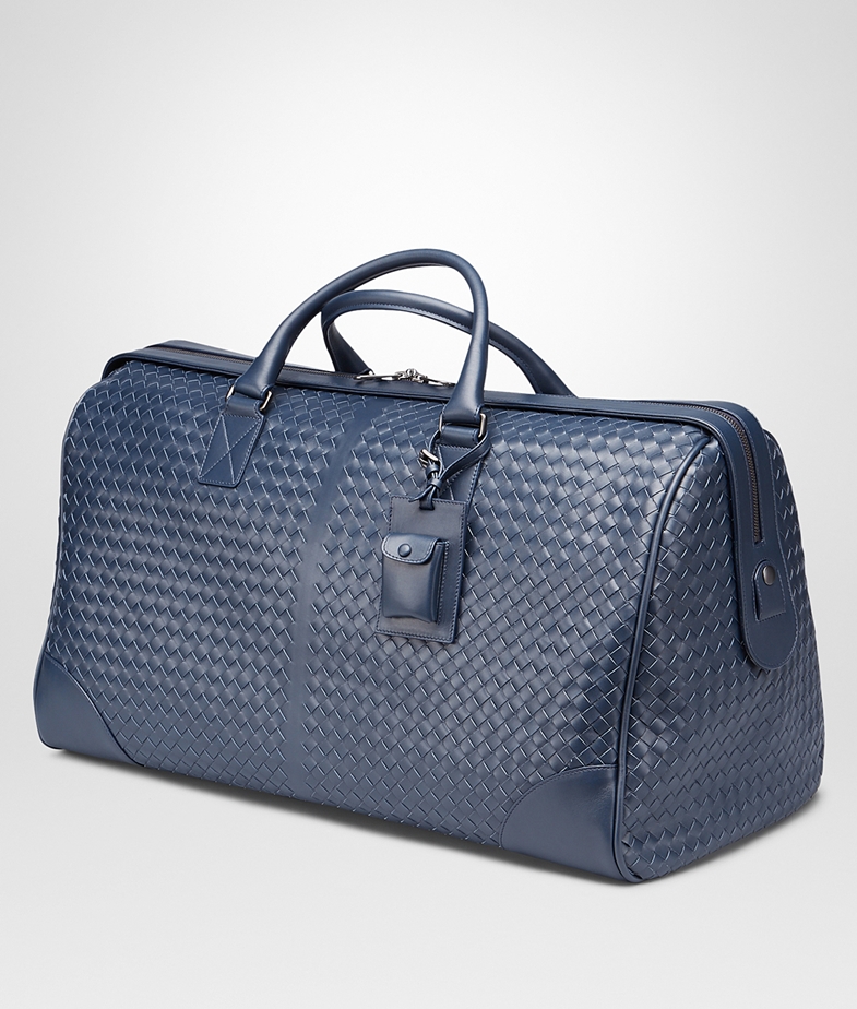 مع اقتراب موسم الأعياد.... Bottega Veneta تطلق دليلها للهدايا المثالية للرجل العصري
